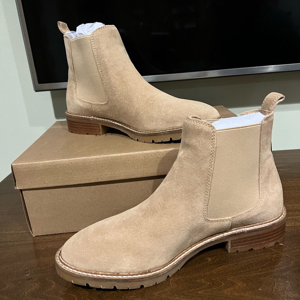Size 9 Steve Madden Leopold Tan Suede boot (never worn)